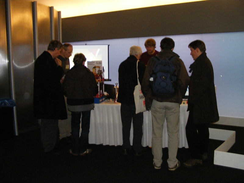 Eerste bezoekers EmSE stand